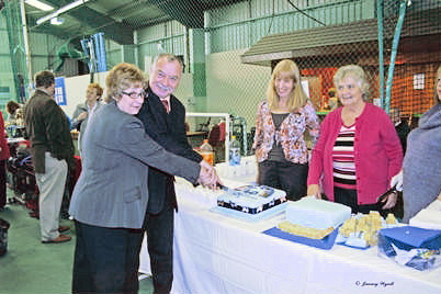 Frank Kane and June Parkin cutting the cake